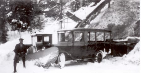 Svart-hvitt bilde av Chevrolet-bussen fra 1927 i snøen