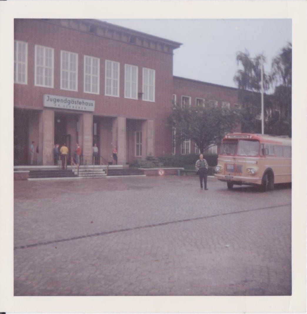 Fargebilde fra 1965 av bussen parkert ved vandrerhjemmet i Berlin