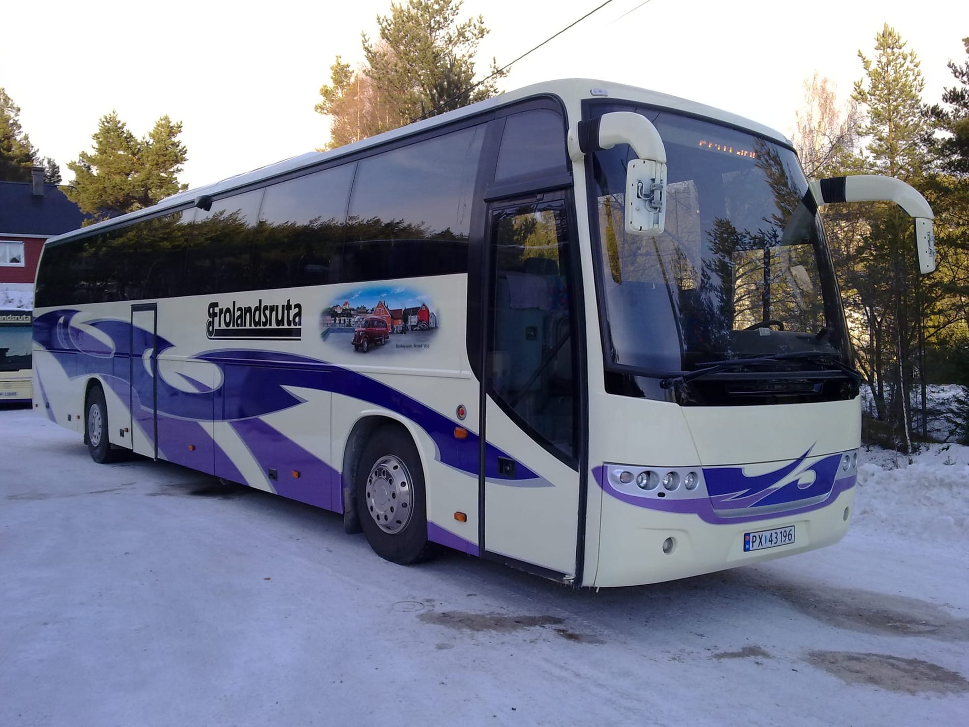 Kremhvit Frolandsruta-buss med lilla striper parkert i snøen
