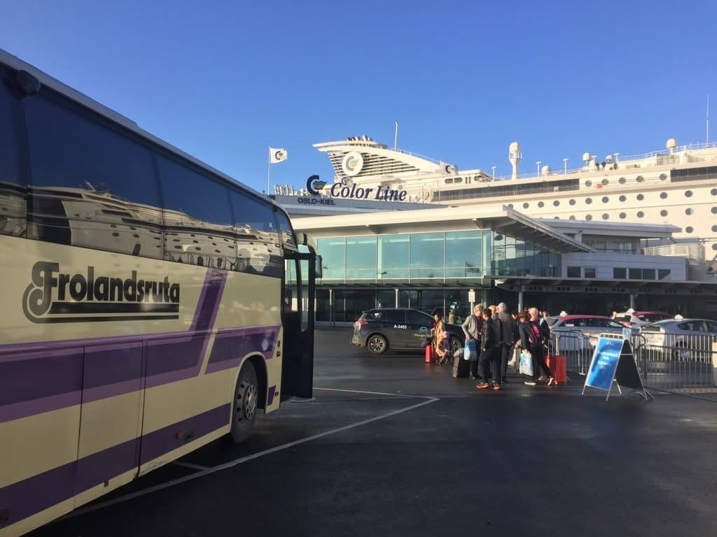 Reisende går av bussen ved Color Line-terminalen