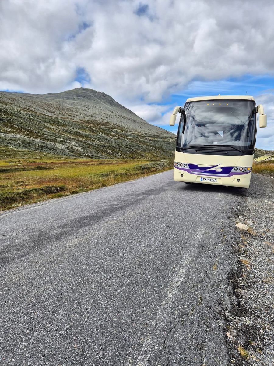 Bussen på en smal fjellvei over snaufjellet