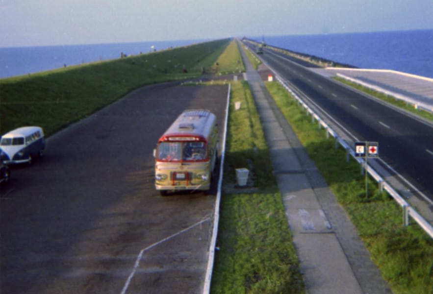 Frolandsruta-bussen på en lang vei langs flomdikene i Holland