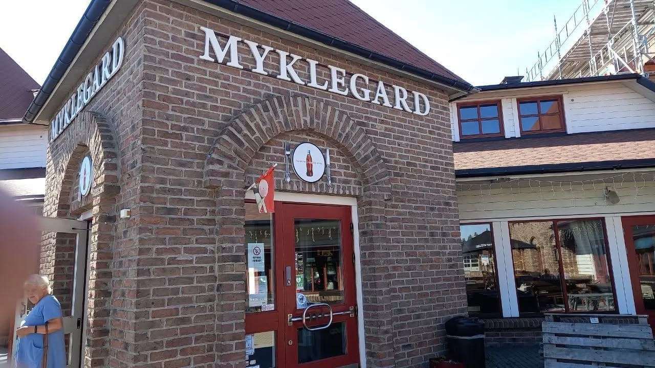 Murbygningen Myklegard med skilt over døren
