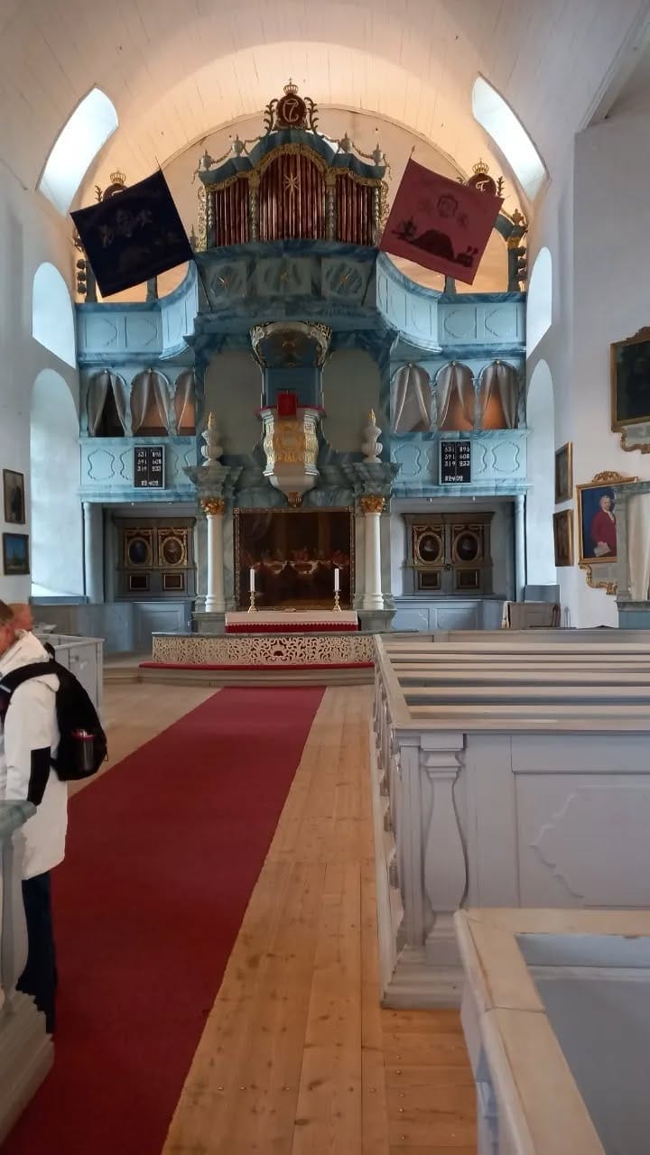 Orgelet og prekestolen i en gammel kirke