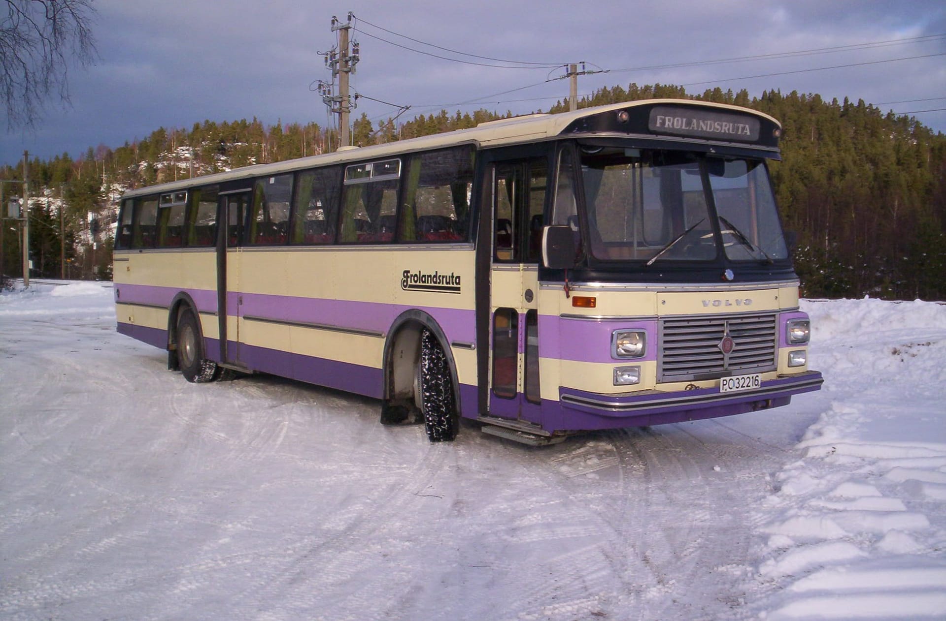 Volvo B57 fra 1974 i krem og lilla på en snødekt plass